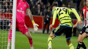 Arsenal son dakikada attığı golle zirveye oturdu