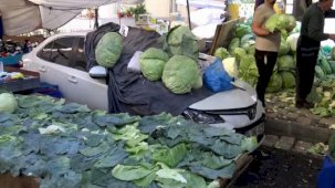 Avcılar'da pazar yerinde bırakılan otomobilin üzerine lahana tezgahı açıldı