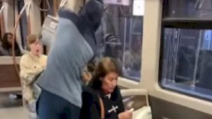 Belçikalı YouTuber Yanike, metroda yolcunun üzerine pislik döktü