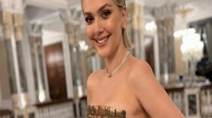 Bergüzar Korel çok benzetildiği Sinem Kobal ile poz verdi