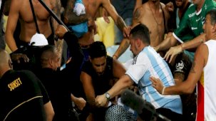 Brezilya - Arjantin maçında tribün karıştı! Polisten coplu müdahale