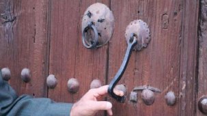 Bu kapı tokmakları misafirin kadın mı, erkek mi olduğunu belirtiyor