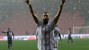 Cenk Tosun'dan dikkat çeken sözler: Beşiktaş gibi oynamalıyız