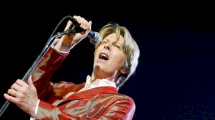David Bowie'nin el yazısı şarkı sözü 126 bin dolara satışa çıkıyor