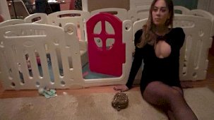 Demet Evgar, bebek odasında seksi pozlar verdi