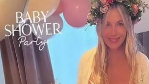 Dondurulmuş yumurtalarıyla genç sevgilisinden bebek bekleyen Sienna Miller, cinsiyet partisi verdi