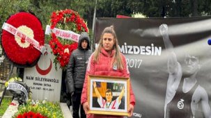 Efsane halterci Naim Süleymanoğlu, kabri başında anıldı