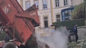 Fransa'da çiftçiler, artan vergileri gübre dökerek protesto etti