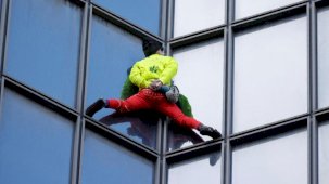 Fransız 'örümcek adam' Robert'tan 161 metrelik kuleye tırmanış: Gazze'ye dikkati çekti