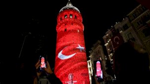 Galata Kulesi ve Kız Kulesi'ndeki ışık gösterileri uzatıldı
