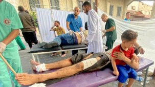 Gazze yok oluyor! Hastaneler hedef olunca yaralılar bahçede tedavi edilmeye başlandı