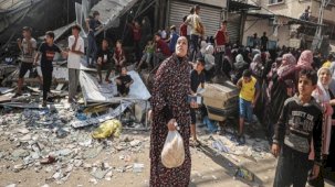 Gazze'de ekmek kuyruğundaki insanlar hava saldırılarına maruz kalıyor