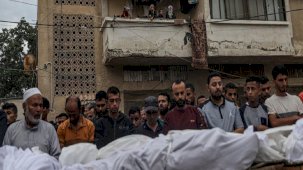 Gazze'deki Şifa Hastanesi'nde toplu mezar çalışmaları başladı