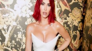Göğüslerini büyüten Megan Fox, derin dekoltesiyle poz verdi