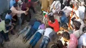 Hindistan'da inekler, yere yatanların üzerinden geçti