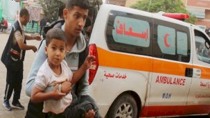 İsrail ambulansları vuruyor: Enkaz altında kalanlara ulaşım sağlanamıyor