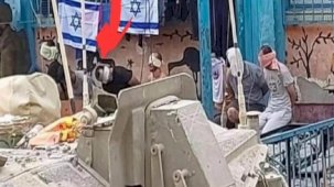 İsrail ordusu Filistinli kardeşleri tankın önünde canlı kalkan olarak kullandı