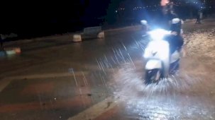 İstanbul'da sağanak yağış! Silivri'de yollar göle döndü