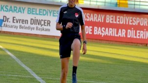 Kadın hakem ''yapamazsın'' diyenleri pişman etti! Sıradaki hedefi derbi yönetmek