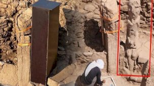 Karahantepe'deki insan heykeline 'kutulu koruma' tartışma yarattı