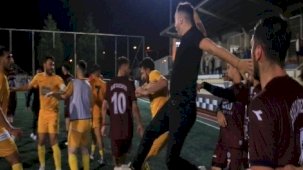 Kocaeli'de saha karıştı! Futbolcu taraftara tokat attı