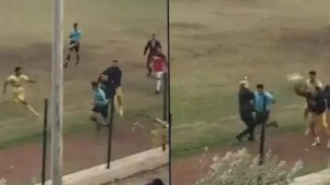 Mersin'deki amatör maçta olay! Hakemlere saldıran futbolcu takımdan uzaklaştırıldı