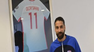 Olcay Şahan, genç futbolculara tecrübelerini aktarıyor