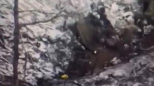 Patlamayan drone’u kürekle imha etmeye çalışan Rus askeri