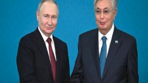 Rusça geleneğini bozan Kazakistan Cumhurbaşkanı, Putin'i ve heyetini şaşırttı