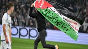 Şampiyonlar Ligi maçında sahaya giren taraftar, Filistin bayrağı açtı