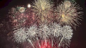 Tayland'da havai fişek festivali renkli görüntüler oluşturdu