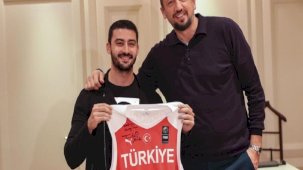 TBF Başkanı Hidayet Türkoğlu, 21 yıl önce kendisine mektup yazan genci ağırladı