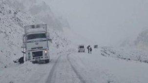 Türkiye'nin en yüksek geçidi! Kar yağışı etkili oldu