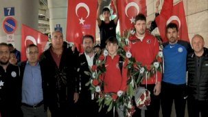 U23 Dünya Güreş Şampiyonası'nda tarih yazmıştı! Hamza Bakır'a coşkulu karşılama