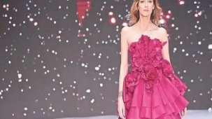 Ünlü model Sema Şimşek podyumda yere kapaklandı