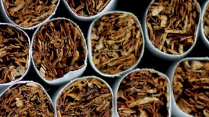 Yeni Zelanda, gelecek nesillere sigara içmeyi yasaklayan düzenlemeden vazgeçti