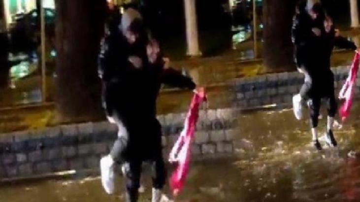 Takdir toplayan hareket! İki genç yağmur sularına düşen Türk bayrağını aldı