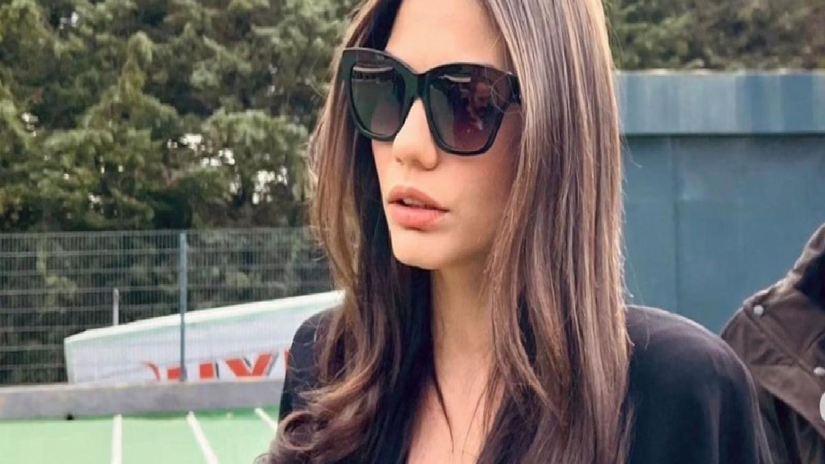 Adım Farah'ın başrolü Demet Özdemir set hallerini paylaştı! Derin göğüs dekoltesine yorum yağdı