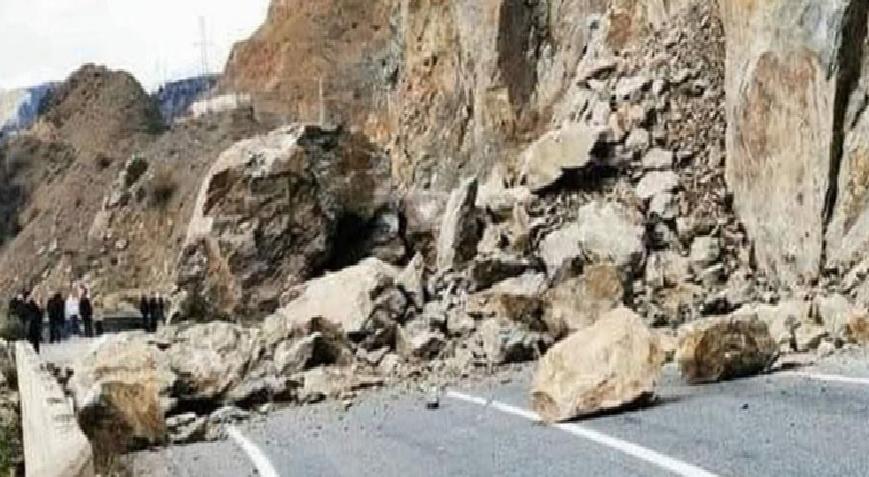 Artvin'de heyelan! Kaya parçaları, kara yolunu kapattı
