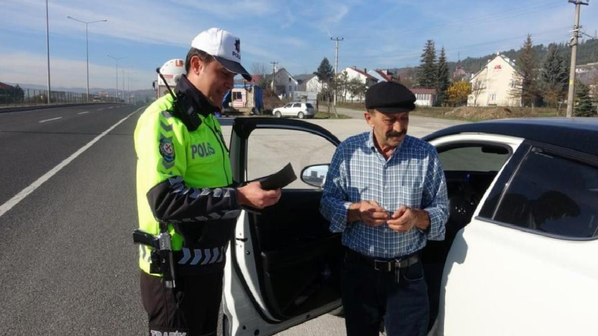Bolu'da trafik denetiminde ilginç tepki: Sizin lambanız geç yandı