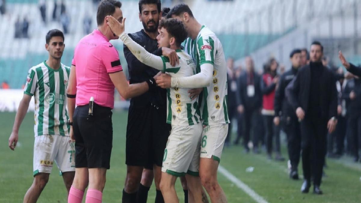 Bursaspor - Diyarbekirspor maçında saha karıştı