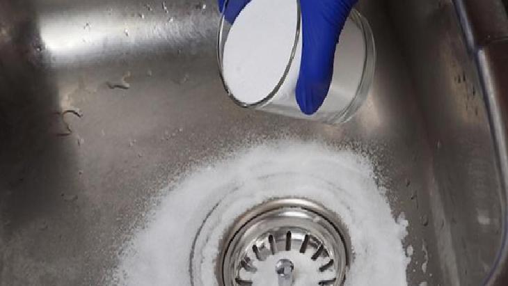 Çok kuvvetli yakıcı ve dağlayıcı! Lavabo açıcı neden patlar?