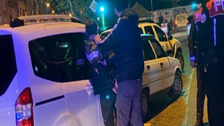 'Dur' ihtarına uymayan sürücü, otomobiliyle polis aracına çarptı
