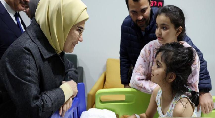 Emine Erdoğan, Türkiye'de tedavi gören Filistinli çocukları ziyaret etti