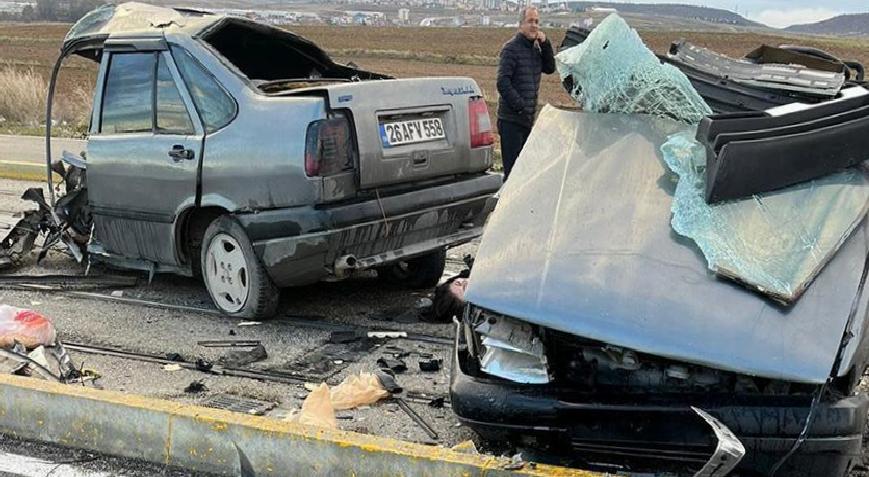 Eskişehir’de feci kaza! İkiye bölünen araçta can verdi