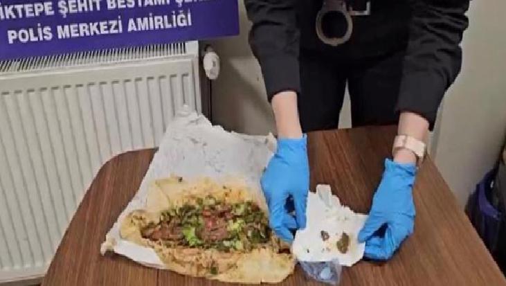 Gözaltındaki sevgilisi için bunu da yaptı! Dürümün içinden çıkan şoke etti