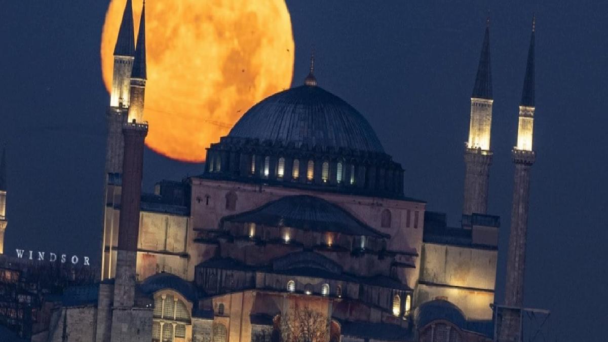 İstanbul'da Ayasofya ile dolunay aynı karede! Fotoğraflar mest etti..