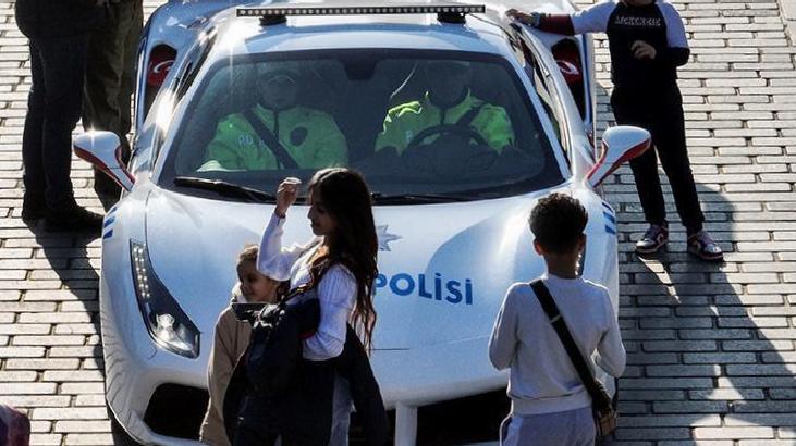 İstanbul'da görenleri şaşkına çeviren polis devriyesi!