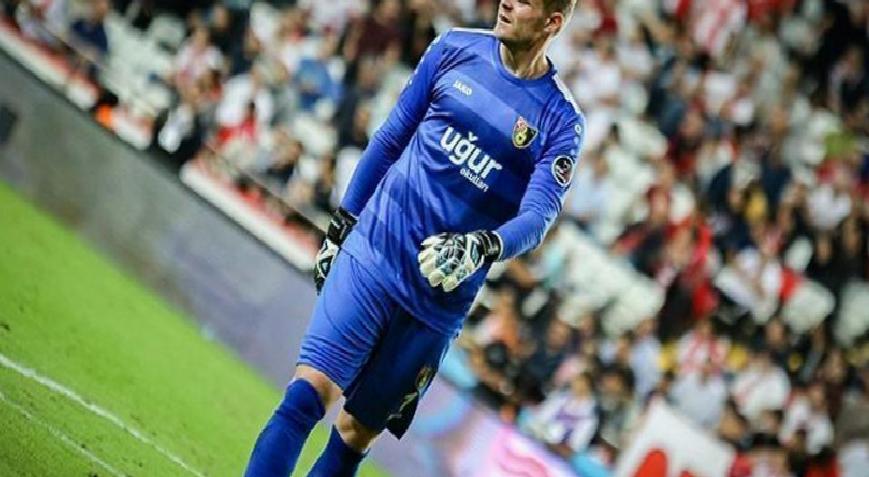 İstanbulspor kaleci David Jensen'in sözleşmesini feshetti