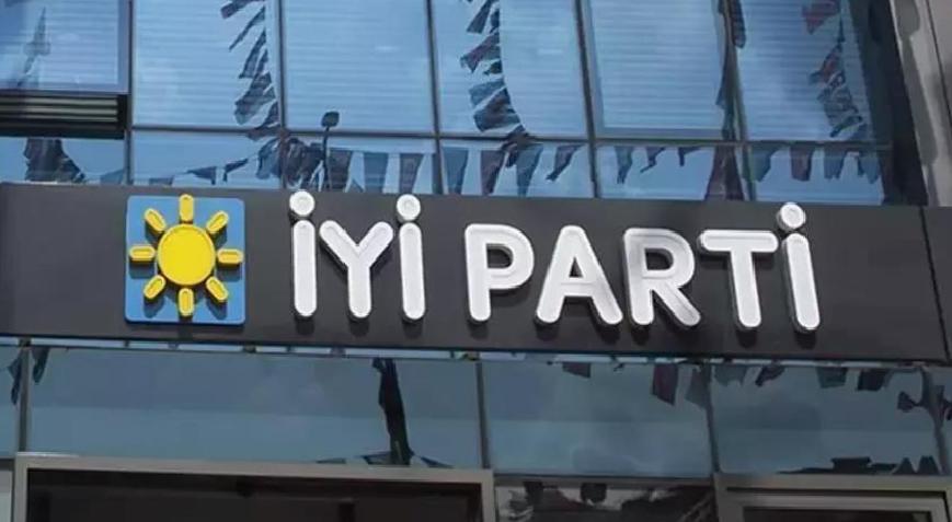 İYİ Parti'de Ahmet Zeki Üçok görevden alındı